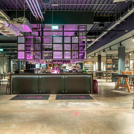 Moxy London Heathrow Airport Hotel Хаунслоу Екстериор снимка