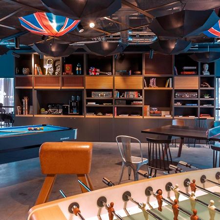Moxy London Heathrow Airport Hotel Хаунслоу Екстериор снимка