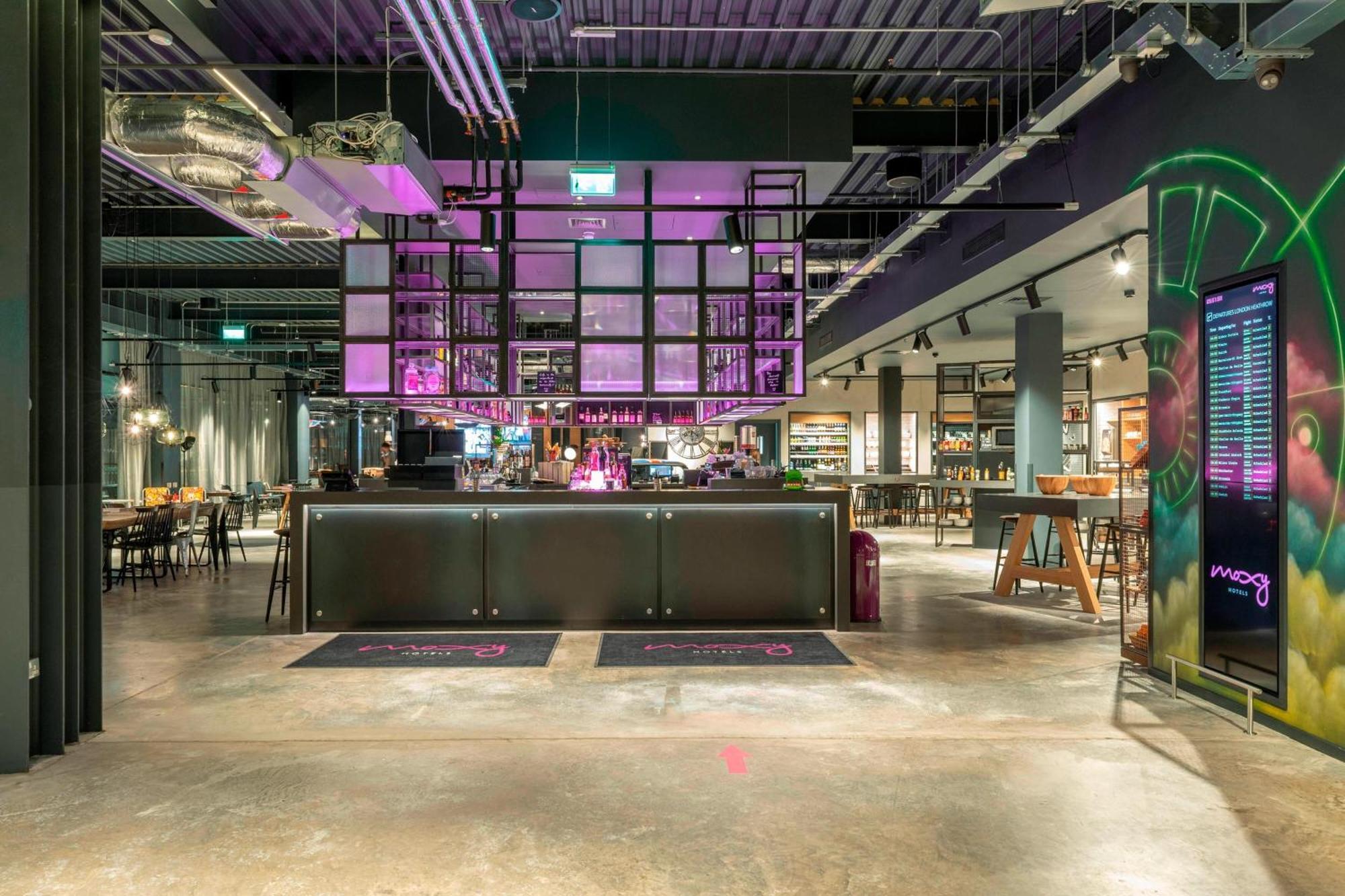 Moxy London Heathrow Airport Hotel Хаунслоу Екстериор снимка