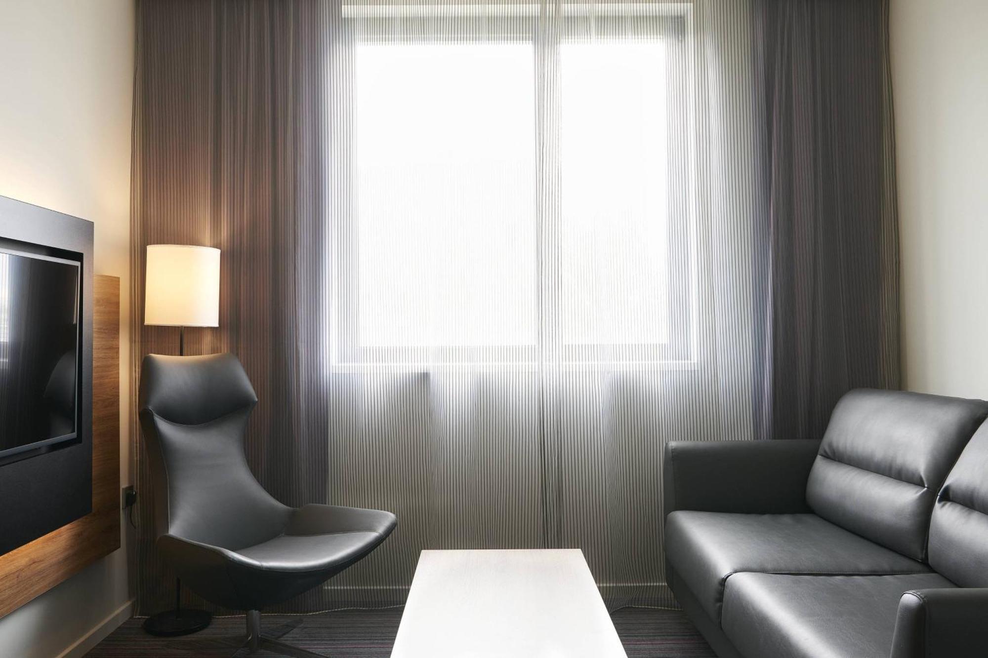 Moxy London Heathrow Airport Hotel Хаунслоу Екстериор снимка