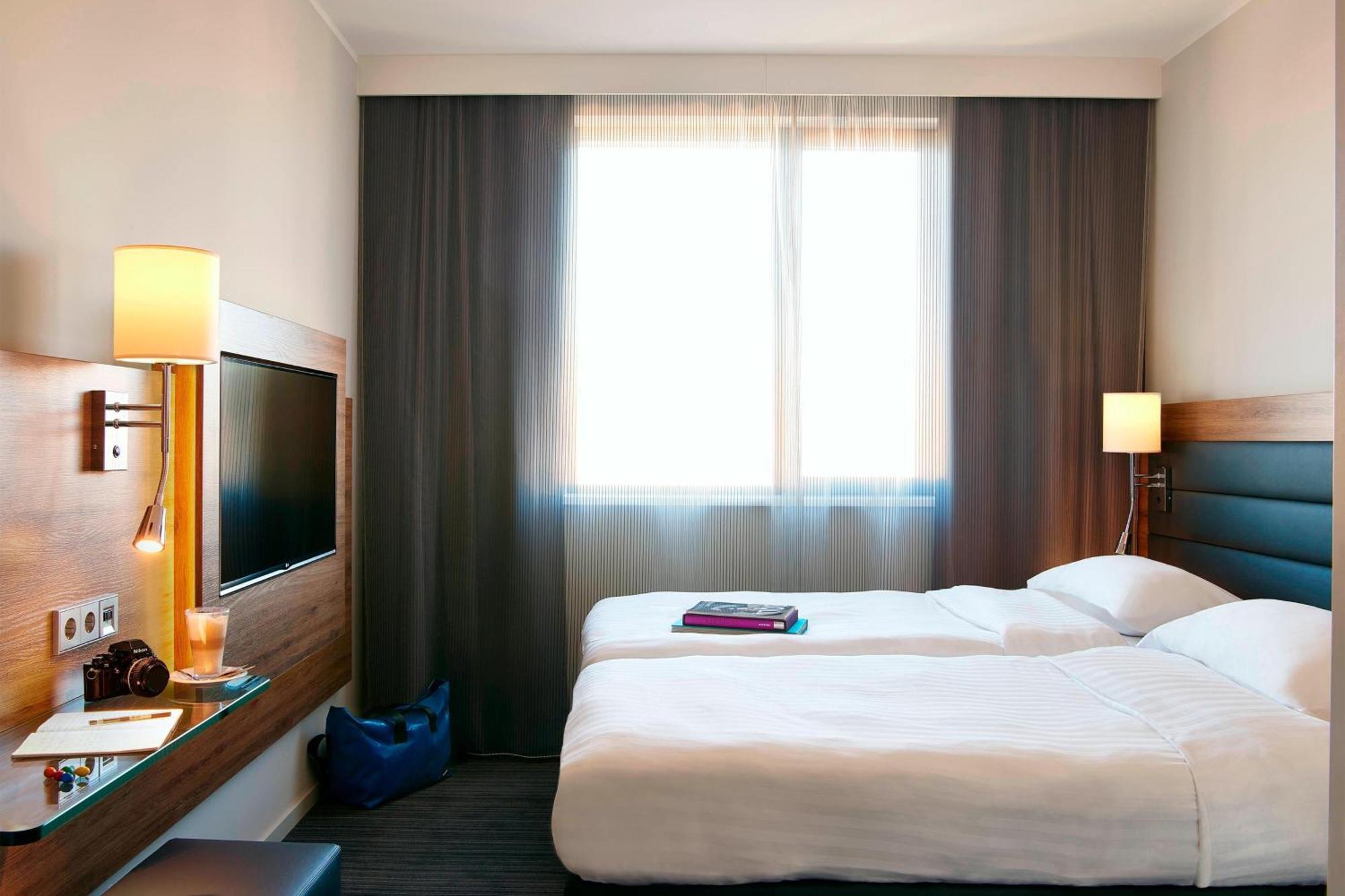 Moxy London Heathrow Airport Hotel Хаунслоу Екстериор снимка