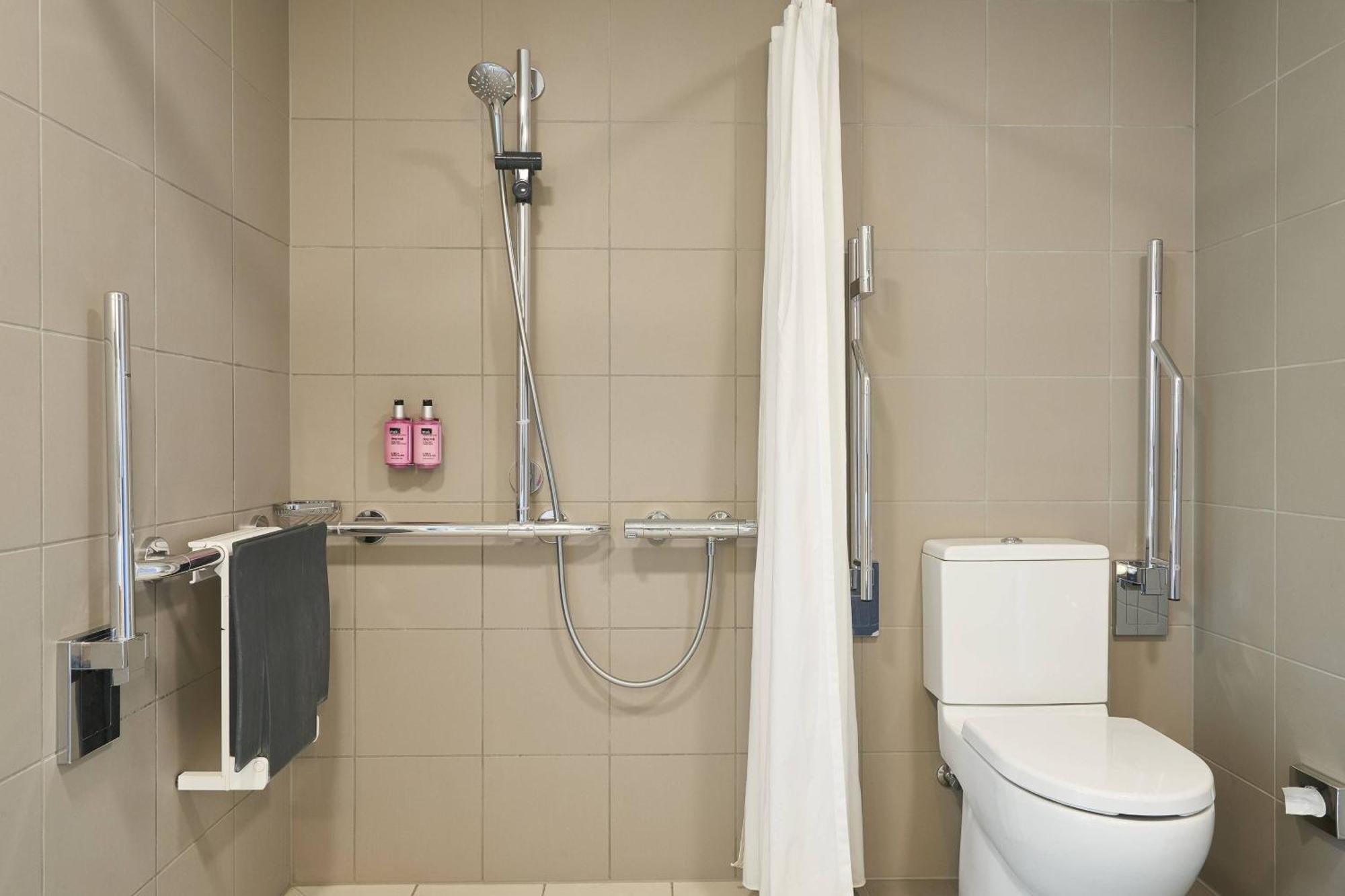 Moxy London Heathrow Airport Hotel Хаунслоу Екстериор снимка