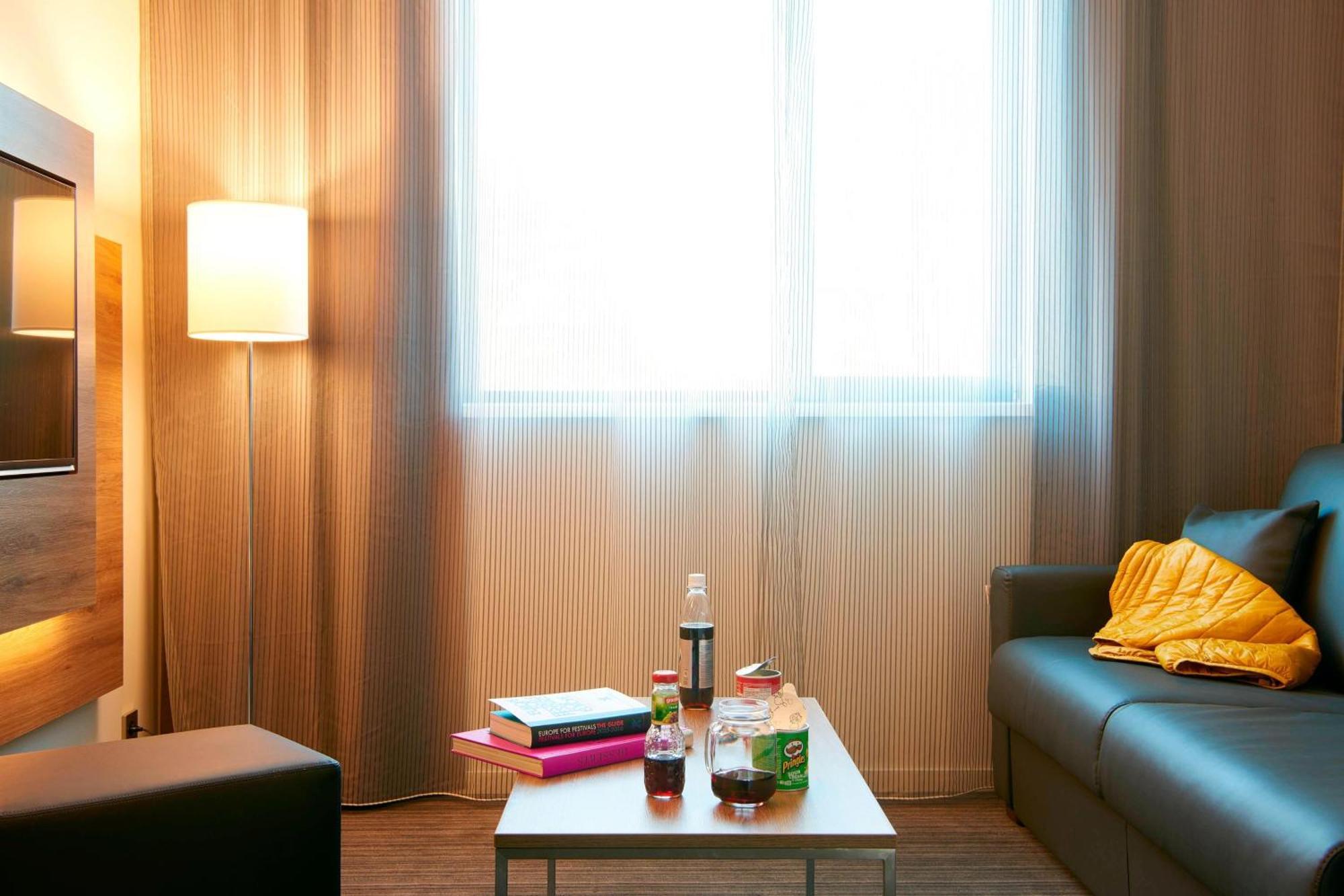 Moxy London Heathrow Airport Hotel Хаунслоу Екстериор снимка