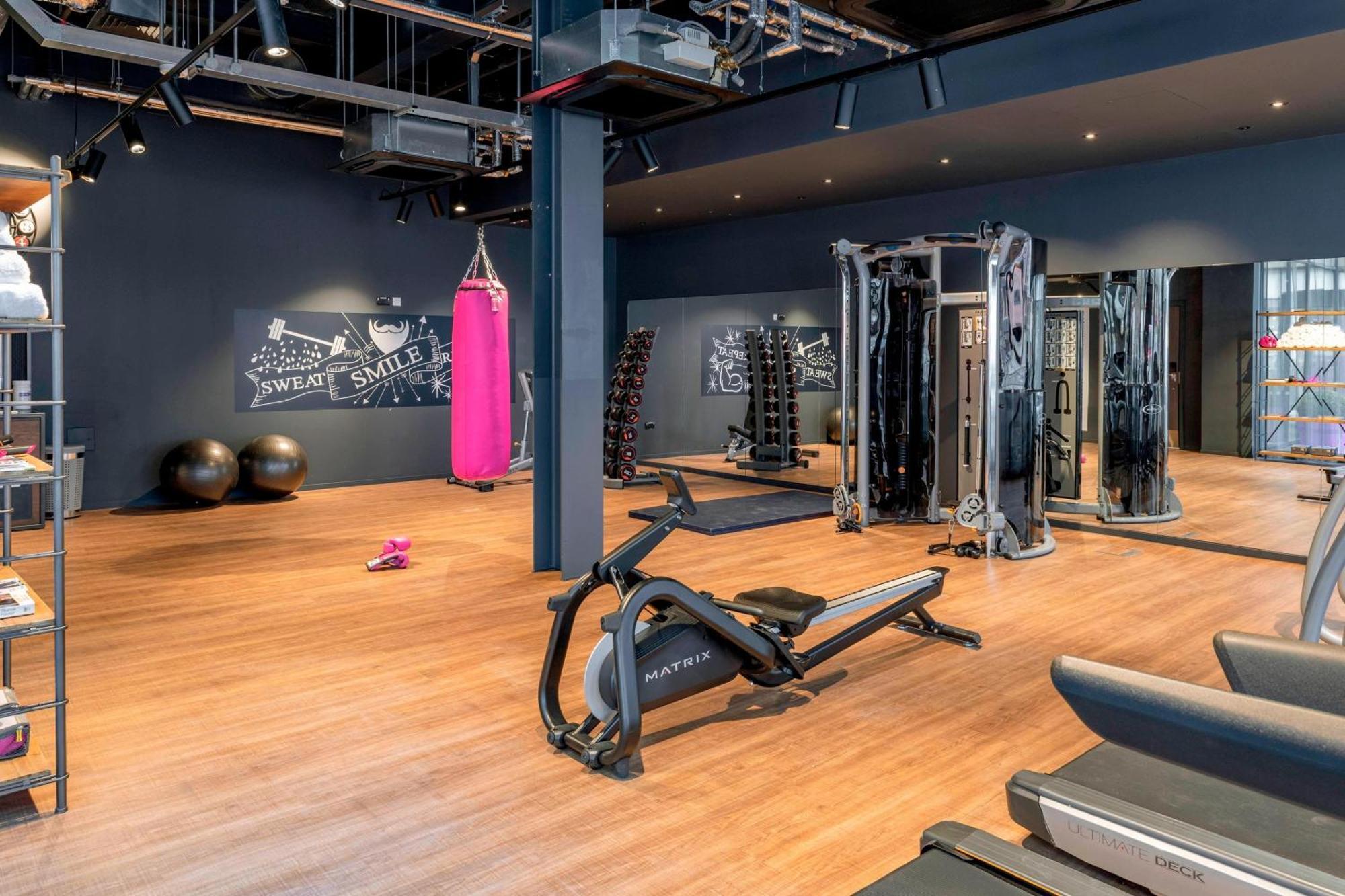 Moxy London Heathrow Airport Hotel Хаунслоу Екстериор снимка
