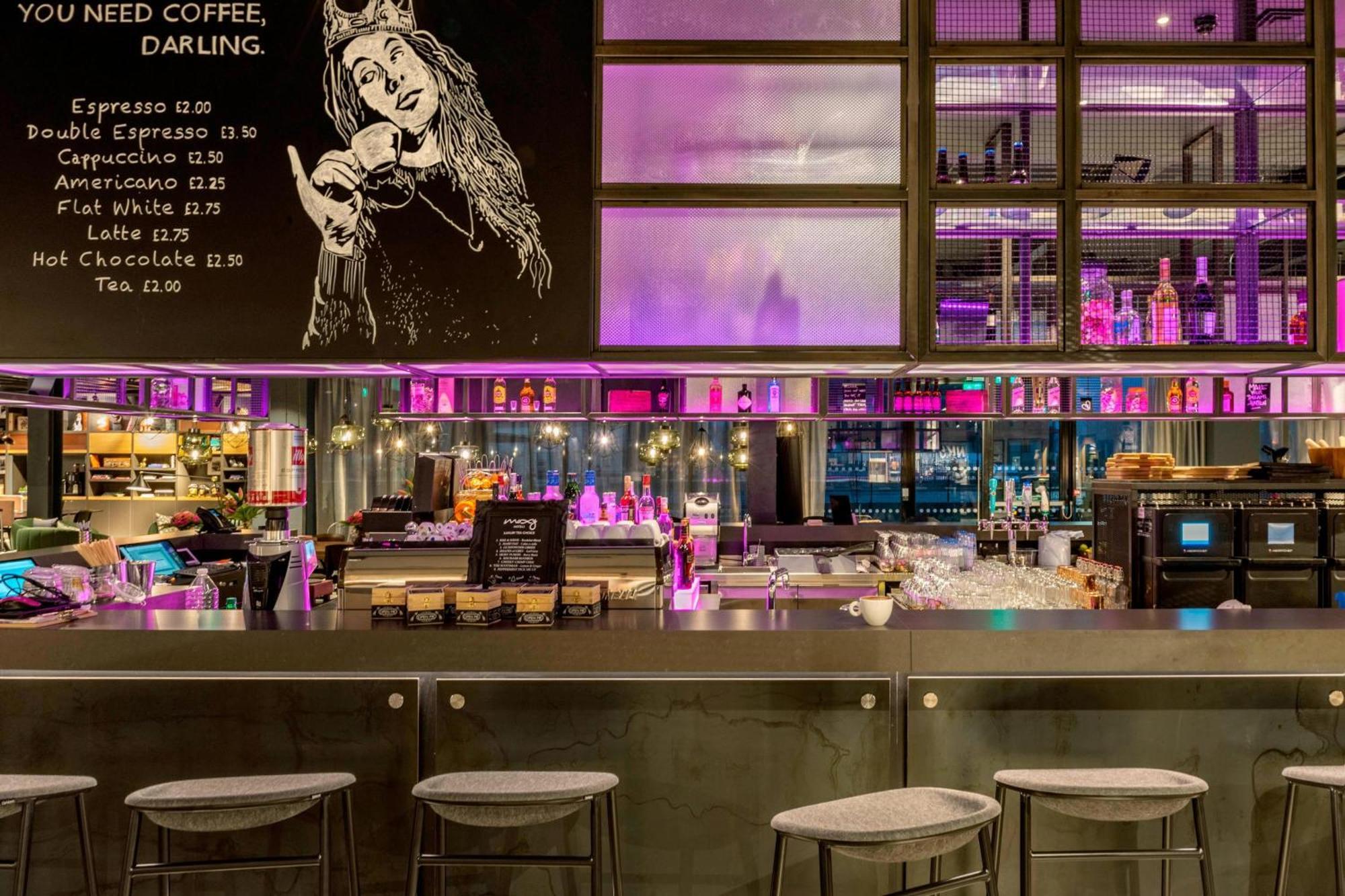 Moxy London Heathrow Airport Hotel Хаунслоу Екстериор снимка