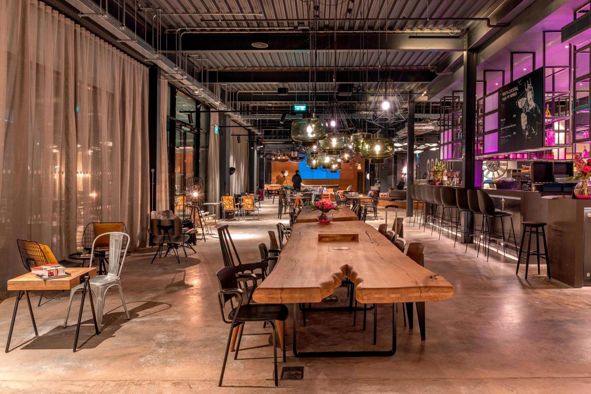 Moxy London Heathrow Airport Hotel Хаунслоу Екстериор снимка
