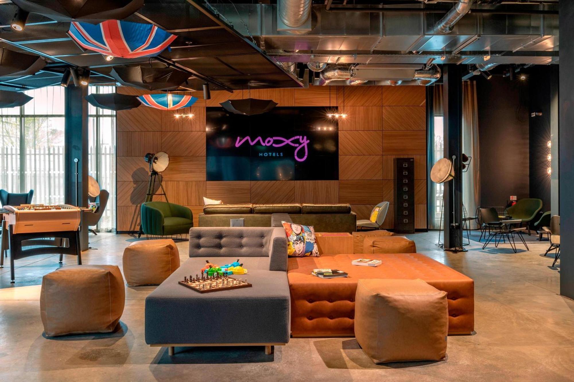 Moxy London Heathrow Airport Hotel Хаунслоу Екстериор снимка