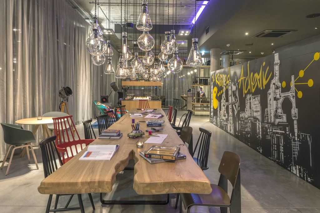 Moxy London Heathrow Airport Hotel Хаунслоу Екстериор снимка